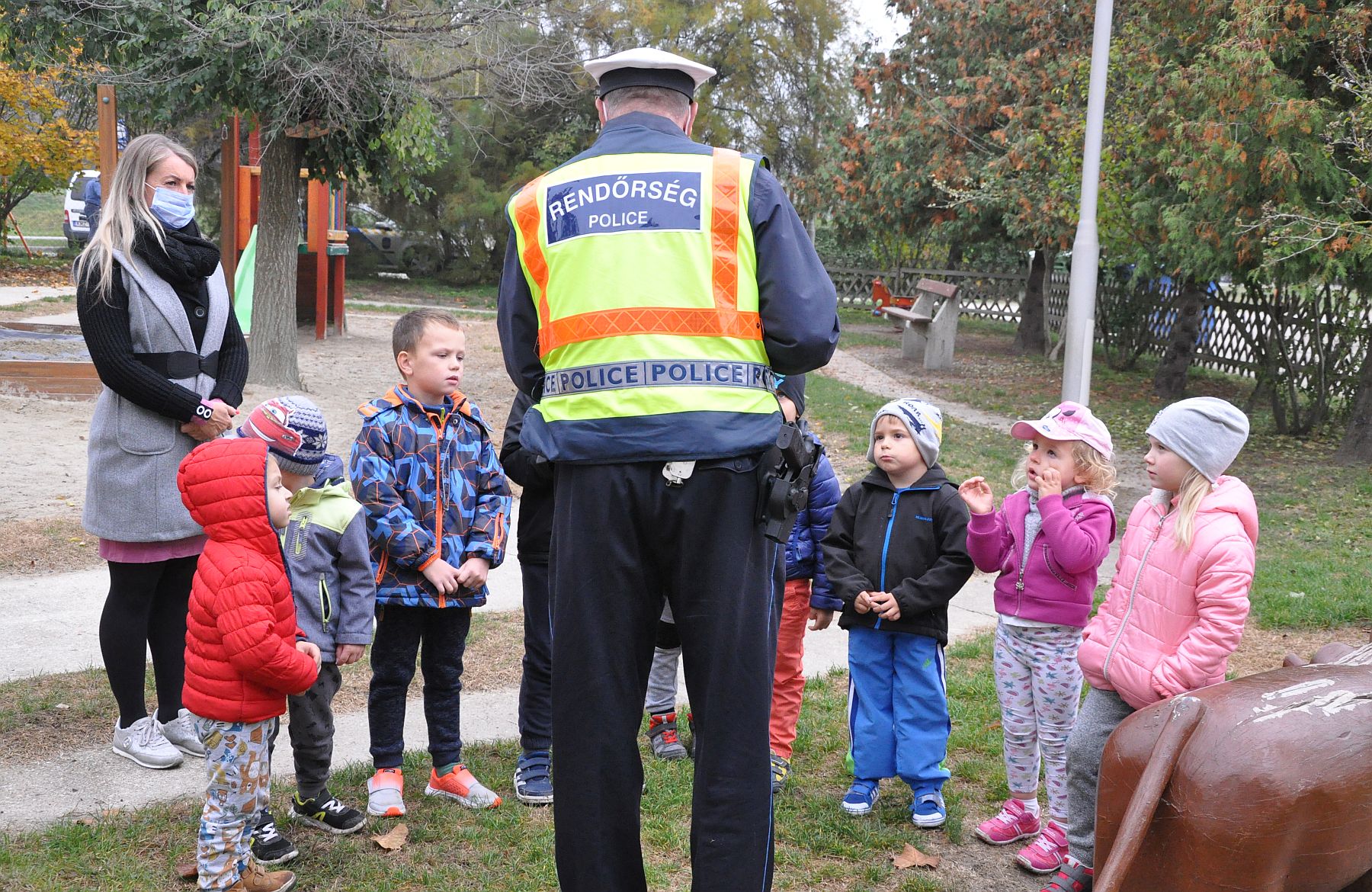 Kerékpárokat és rollereket kaptak a polgárőröktől a maroshegyi ovisok